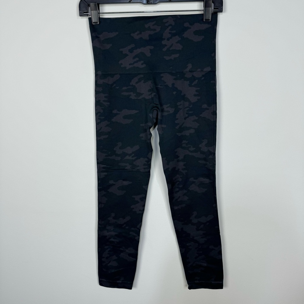 Spanx Look At Me Now Seamless Leggings Size Medium Black Camo